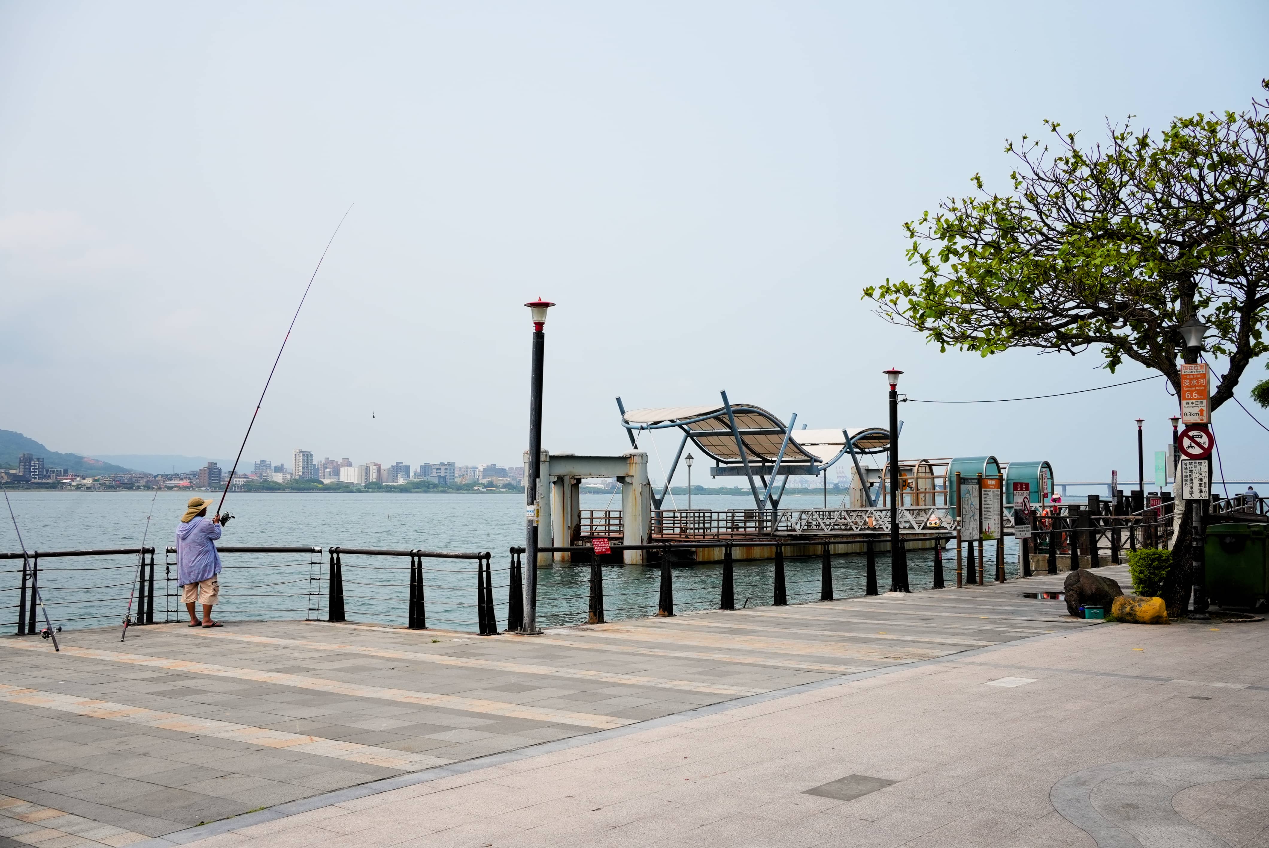 Taiwan, Tamsui - Bottom Fisherman
